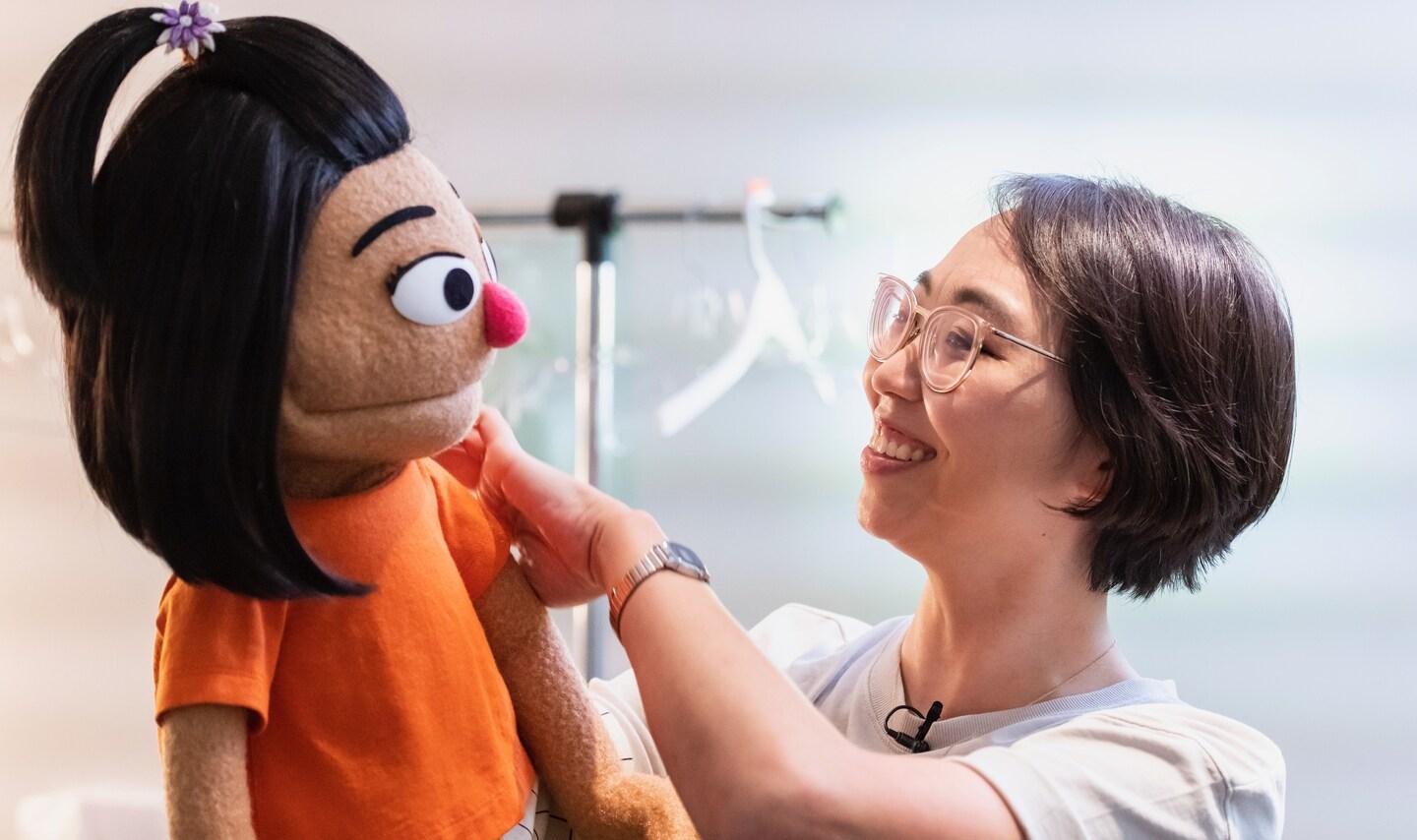 Strangers help Sesame Street puppeteer after heirloom necklace was stolen